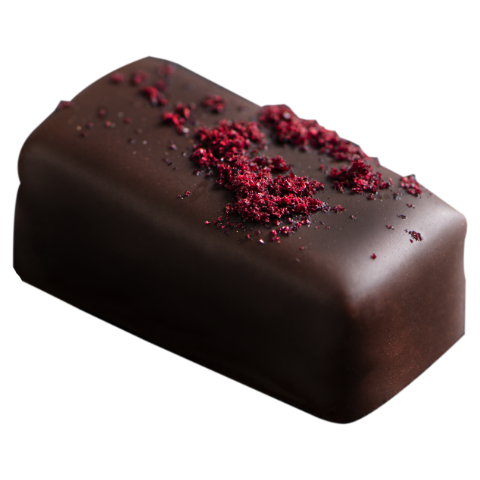 Ganache à la liqueur de sureau, enrobée de chocolat noir 67% de cacao.